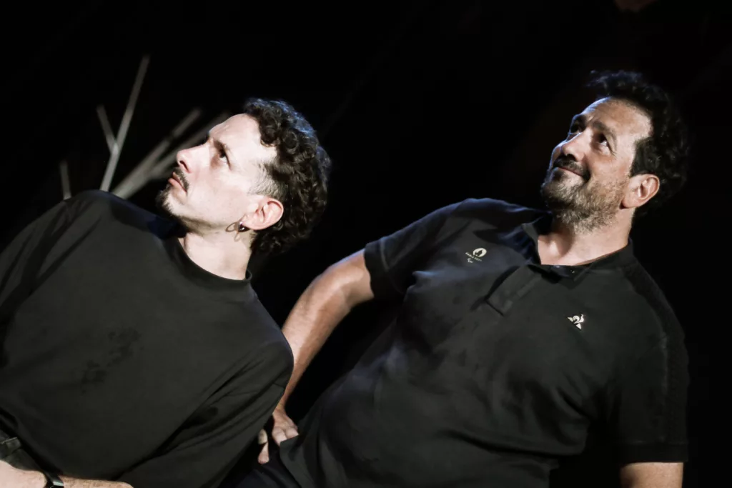 Deux improvisateurs de WE IMPRO adossés l'un à l'autre, regard vers le haut