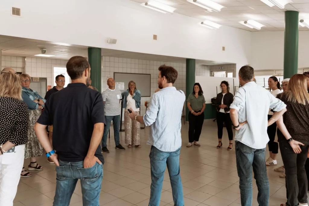 Échauffement en cercle lors d'un team building impro en salle