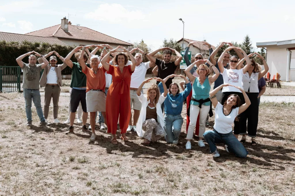 Photo de groupe à la fin d'un team building improvisation