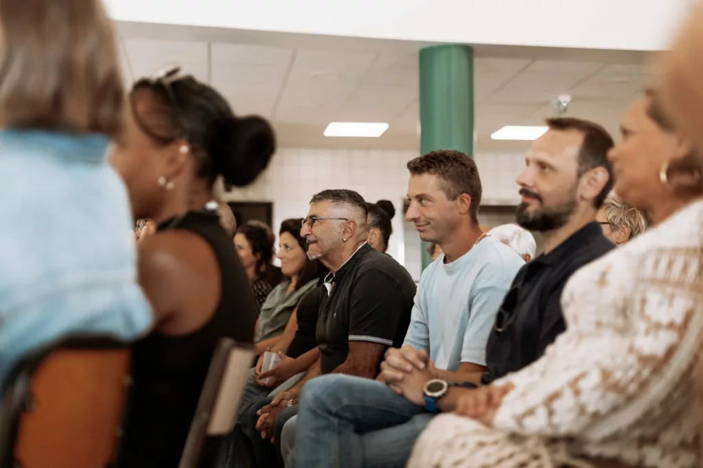Participants d'un team building impro, attentifs et souriants